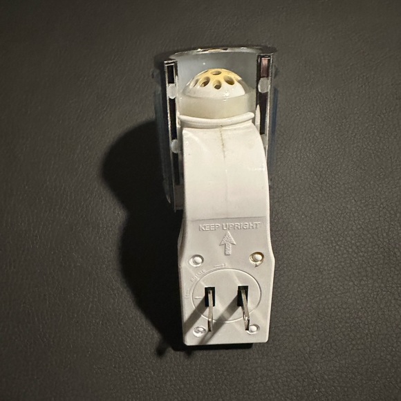 Bath & Body Works ~ Iridescent Wallflower Plug-in & Night Light - Picture 2 of 2